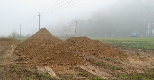 Primeros movimientos de suelo para el futuro Parque Industrial "Carlos Carmelino"