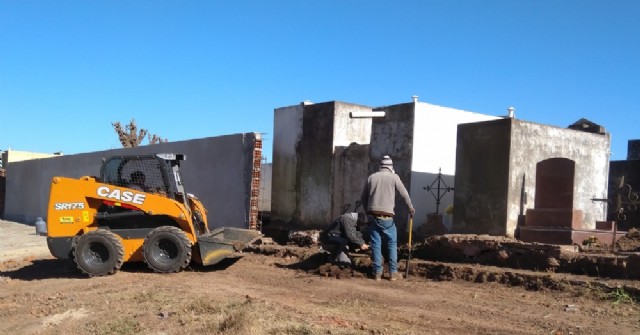 Siguen reconstruyendo pared perimetral del Cementerio municipal