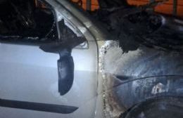 Bomberos sofocan incendio en un auto