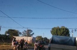 Un auto chocó a una moto donde iban dos criaturas que resultaron ilesas