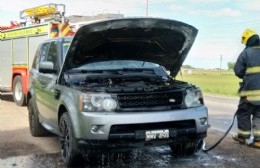 Bomberos Voluntarios controlaron principio de incendio en una camioneta 4 x 4