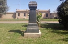 Vándalos en acción: buscaban llevarse el busto del doctor Helguera