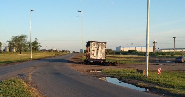 El semirremolque incendiado hace más de un mes permanece en la rotonda de las rutas 188 y 31