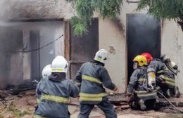 Incendio en vivienda: dos personas fueron trasladadas al Hospital