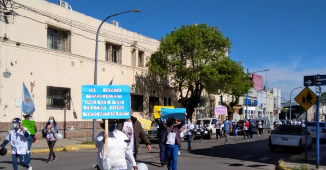 Los trabajadores del Hospital marcharon al municipio y entregaron un petitorio