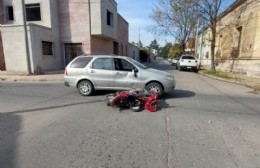 Choque entre auto y moto en Castelli y Dorrego