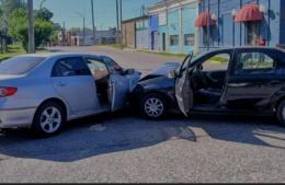 Chocan dos autos: por el impacto, dos mujeres están en observación