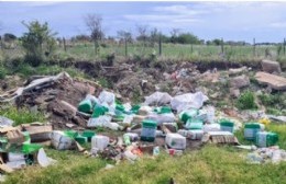 Hallan envases de agrotóxicos descartados en un camino rural y estaría identificado el responsable