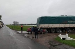 Choque entre un auto y un camión en Ruta 188