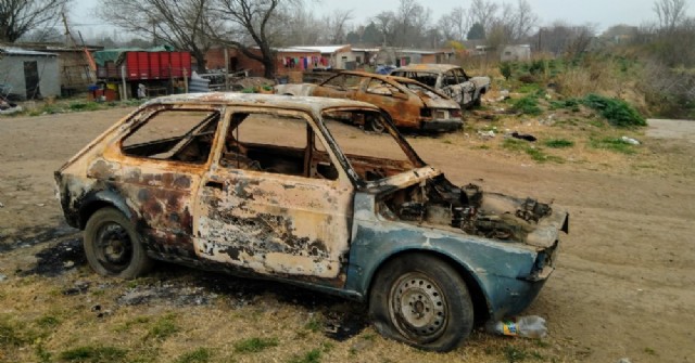 Quejas en La Loma por autos incendiados y acumulación de chatarra