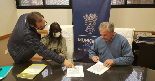 Se firmó el contrato para realizar nuevos baños en la Escuela 15