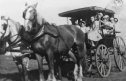 La familia González Alzaga paseando en Carabelas