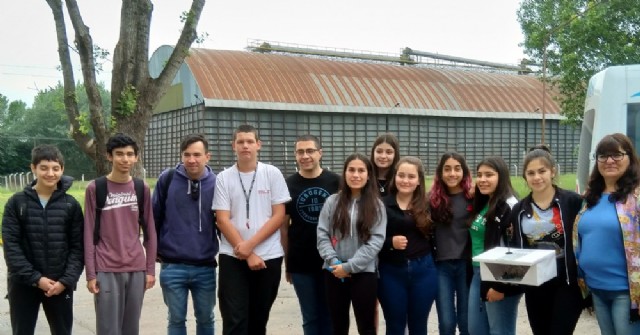 Los alumnos de la Secundaria de Carabelas y de la Técnica de Rojas ya viajan rumbo a Mar de Ajó