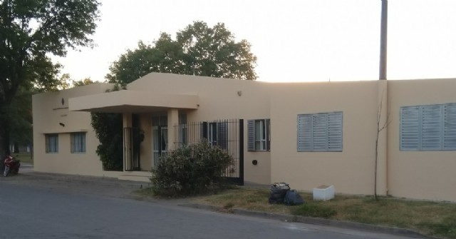 El frente del edificio de la Escuela Especial de Rojas luce impecable