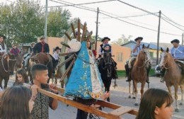 Multitudinaria procesión en homenaje a la Virgen María