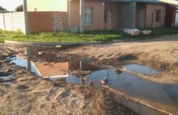 Reclamos en Barrio Mudynda por las aguas servidas