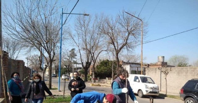 La ENSNA plantó árboles en sus veredas