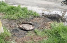 La lluvia agravó un problema de cloacas en la esquina de Solís y Holmberg