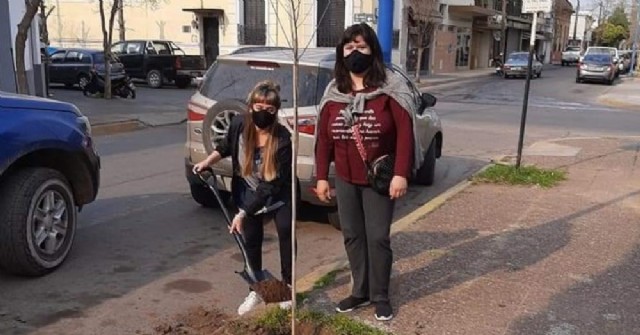 Día del Árbol: El CEC 801 Solar Feliz plantó dos ejemplares