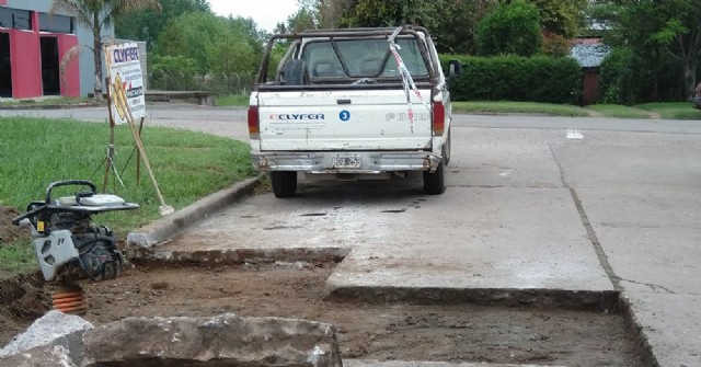 Arreglan hundimiento de un sector de la calzada en General Villegas y Larrea