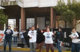 Manifestación frente a la Comisaría de Rojas