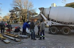 Continúa la reparación de cordones cuneta sobre Avenida 25 de Mayo