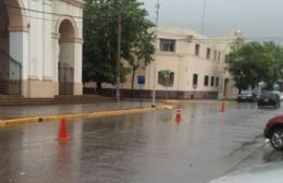 Los inspectores realizan operativo de tránsito en un día con lluvia