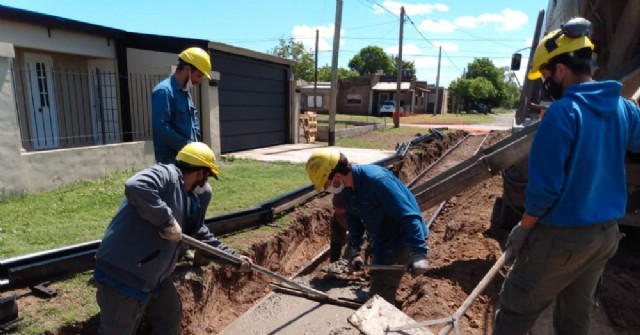 Obra de cordón cuneta en Barrio Progreso: se colocó la primera carga de hormigón