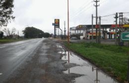 Un auto cayó al canal de desagüe en la Ruta 188