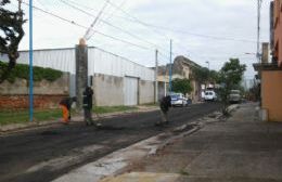 Después de la tormenta, se vuelve a trabajar en el reasfaltado de calle Paso