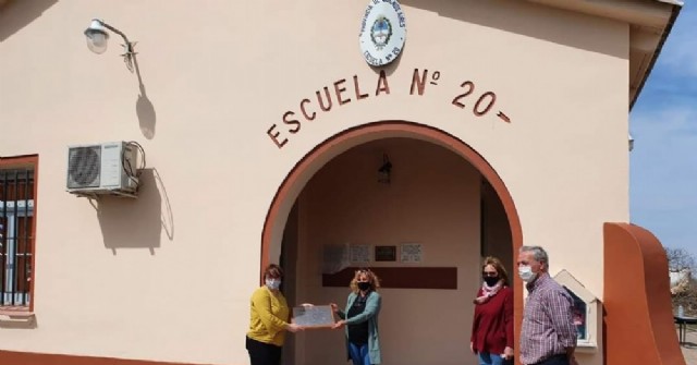 La Escuela Rural de La Vigía cumplió 75 años: Rossi entregó una plaqueta