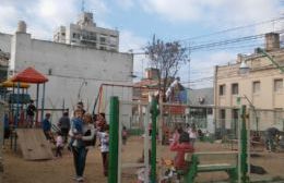 Los niños disfrutan nuevamente de la Plaza de Juegos Remedios de Escalada