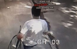 Robó una hidrolavadora a plena luz del día y quedó filmado