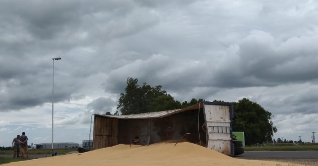 Volcó un acoplado en la rotonda de la Ruta 188 y 31