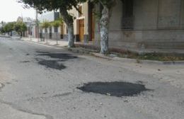 Mientras llega la “Máquina de Asfaltar”, en la zona urbana hay brea y alquitrán para todos