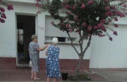 Vecinas deben barrer las calles porque: “la ciudad está muy sucia”