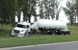 Se despistó camión cisterna en la Ruta Nacional 188