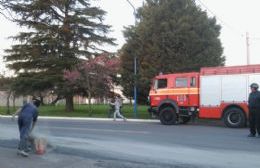 Intervención de los Bomberos por un derrame de combustible sobre el pavimento