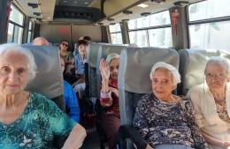 Los abuelos del Hogar Madre Teresa recorrieron la ciudad