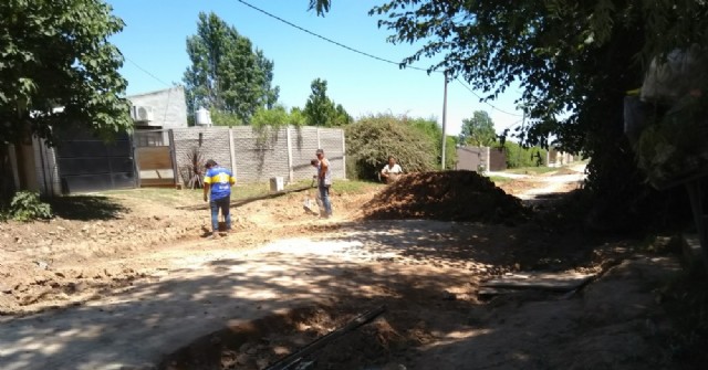 Obra de cordón cuneta en la calle Hernández de Barrio Belgrano