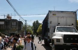 Camión criminalmente estacionado frente a la Escuela 8 para descargar mercadería