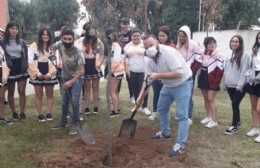 Plantación de árboles frente a la Secundaria N° 5 por el Día de la Memoria