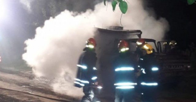 Incendio de camión abandonado en el barrio La Loma