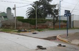 Falta de conciencia ciudadana al circular por un lugar no habilitado aún