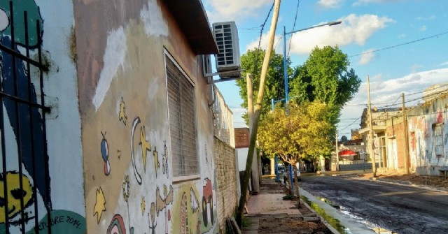 Preocupa el estado de una columna en calle Villegas y Dorrego