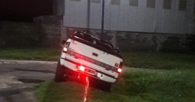 Una camioneta quedó atascada en la intersección de Tormey y Larrea