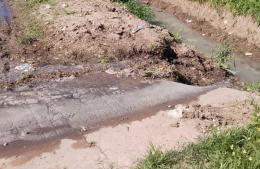 Persisten las quejas por aguas servidas en la calle