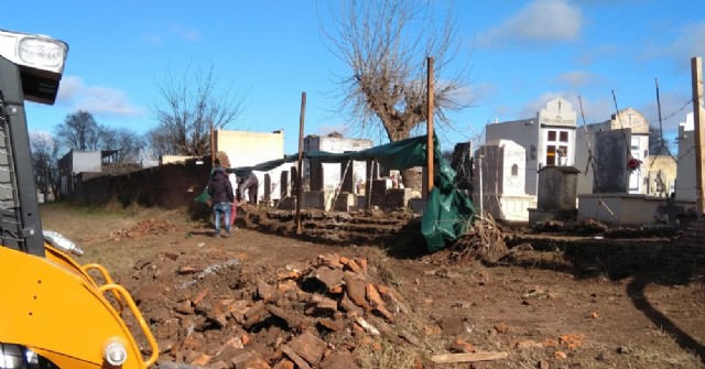 Comenzó la reconstrucción de un tramo del paredón perimetral del Cementerio