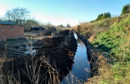 Realizan trabajos de limpieza en el canal que baja desde Barrio La Loma