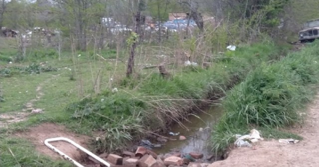 Reclamos por las malas condiciones de calle y desagües en un sector de barrio La Loma